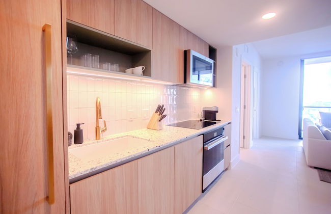 Luxurious Downtown Escape - Photo 17