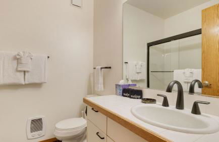 Half Block to Beach w/ Oceanview, Patio + Balcony The Shore Pine by Avantstay - Foto 50