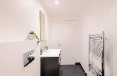 Bright, Spacious 2-bed, 5 mins from Tube, Sleeps 4 - Pass the Keys - Foto 40