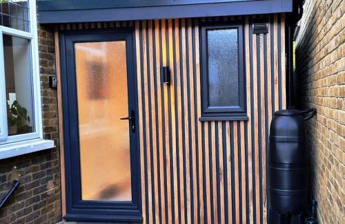 Sittingbourne 1 bed self-contained annex, with parking - Photo 44