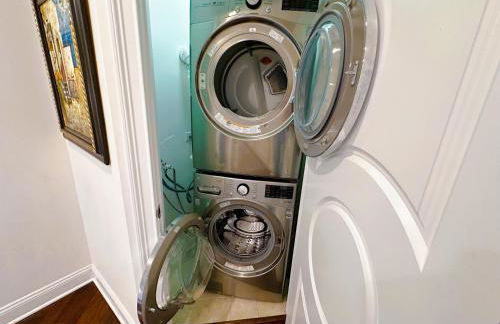 Luxurious Gold Coast 4BR 4-Story Villa with Parking Sleeps 12 Guests - Photo 49