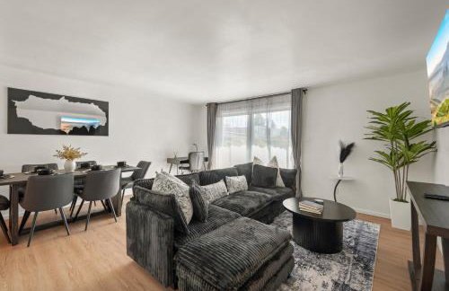 Gray Oasis 1 Bed Apartment in Fremont - Photo 2