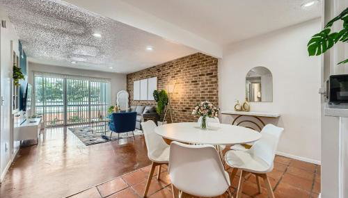 Your 2B Getaway - Steps 2 Dtwn - Sleeps 6 - Pool and Prkg - Foto 2