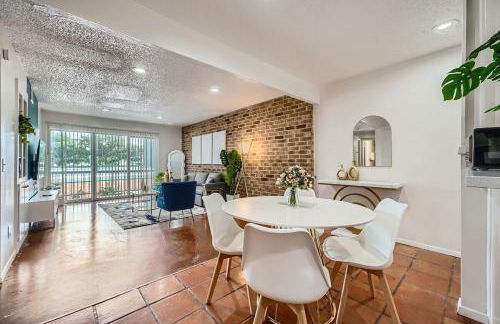 Your 2B Getaway - Steps 2 Dtwn - Sleeps 6 - Pool and Prkg - Foto 2