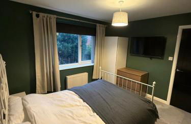 Large stylish home with Games room 5 bedroom sleeps 11 free WiFi and parking - Foto 17