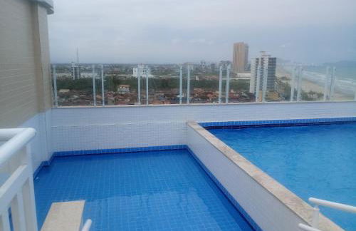 Prédio com piscina na cobertura frente ao mar,apartamento para até 6 pessoas e 3 crianças até 8 anos, churrasqueira na sacada, Wi-Fi grátis, rede de proteção, NÃO oferecemos roupas de cama e banho, 1 vaga de garagem, na Praia Grande-Vila Mirim - Foto 31