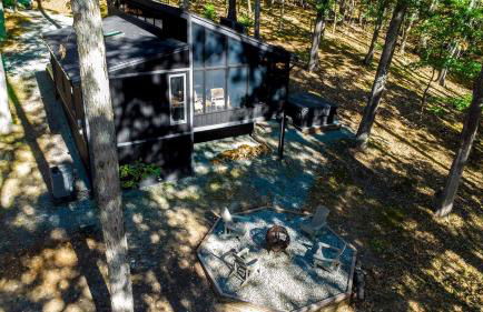 Modern Forest Cabin with Hot Tub, Screened Porch & Resort Access Near Hedgesville, WV - Foto 38