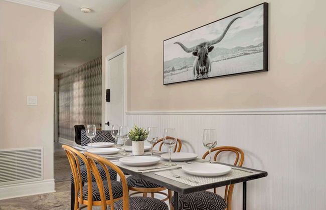 Casa Leslieville - 2BR Suite w LRG Patio - Photo 18