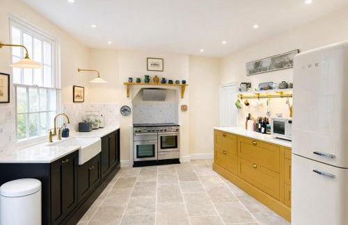 Amazing Large House, Lovely Newly Fitted Kitchen, Sleeps 8 , Nice Views and Garden, Plus a Beach Hut that is Located on Lyme Regis Beach - Photo 1