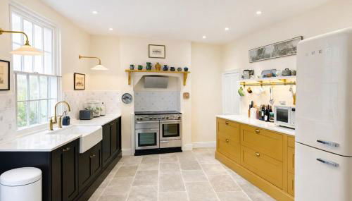 Amazing Large House, Lovely Newly Fitted Kitchen, Sleeps 8 , Nice Views and Garden, Plus a Beach Hut that is Located on Lyme Regis Beach - Foto 1