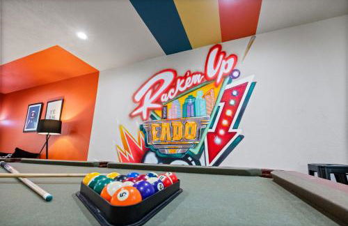 Modern 3-Story Townhome w Pool Table, Sleeps 10 Near Stadiums - Foto 25