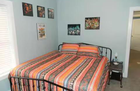 Short Walk to Campus - Photo 4