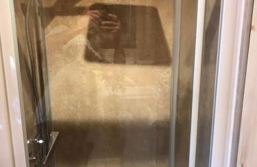 Stunning railway carriage with private hot tub - Photo 7