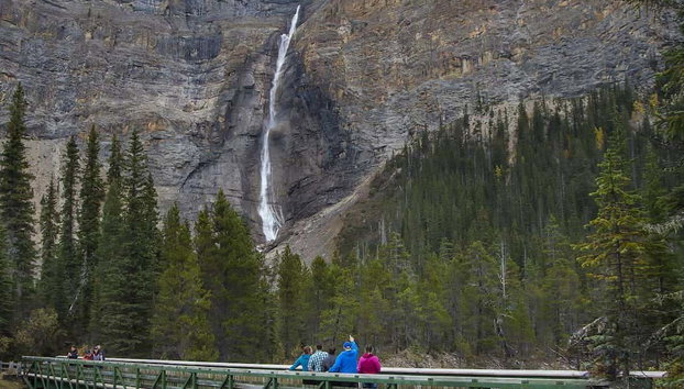 Excursión a un refugio de osos grizzly - Foto 4, Contemplando las Cataratas Takakkaw
