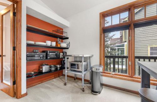 Spacious 5 Bed Retreat, Walk to Lifts and Main - Photo 29