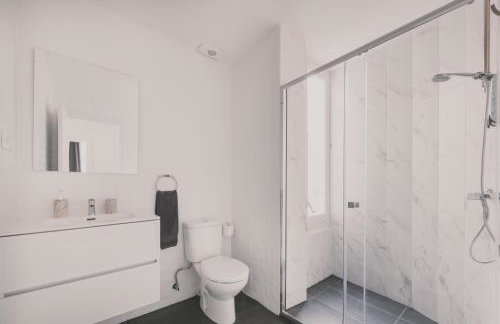 Amplio Piso de 7 habs, 4 baños sobre calle Gran Vía - Foto 8