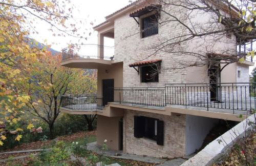 Ανάμεσα στα Έλατα - Foto 1