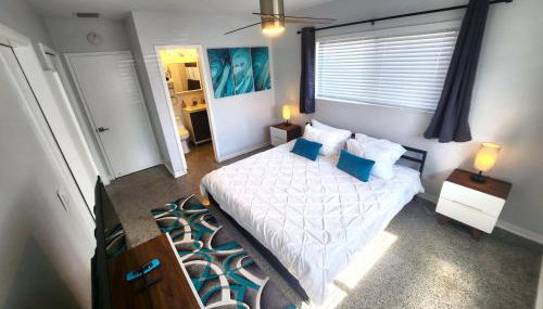 Paradise Awaits! Beach, King Bed, Private Yard & Workspace - Foto 2, furniture, Shower