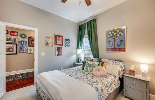 Artsy Bungalow with Yard in Dtwn San Antonio - Foto 14
