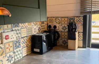 Otter 1 - Private Hot Tub - Bali Inspired Lodge - Bath - Longleat - Wiltshire - Photo 13