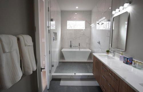 Spacious 4BR Home, 2 min to Market Center DART, Near Uptown, Medical District, Oak Lawn - Foto 2