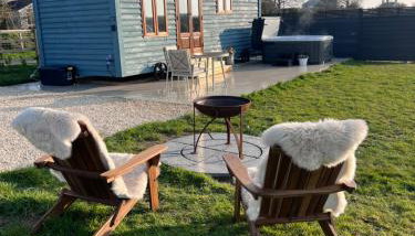 Ty Beti at Gorlan yr Efail Shepherds Hut with Private Hot Tub - Foto 5