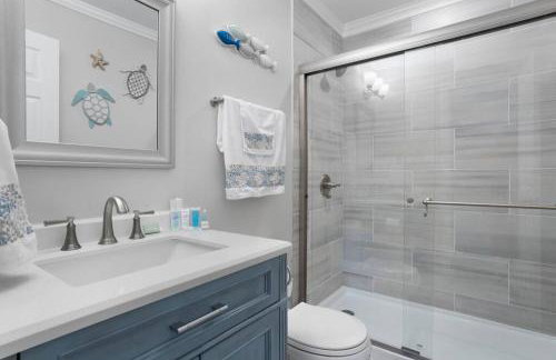 Waterfront Home Game Room Ping Pong Outdoor Bar Area - Foto 24