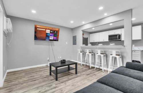 Cozy 2BR Escape close to Dining and Nightlife with WiFi - Foto 4