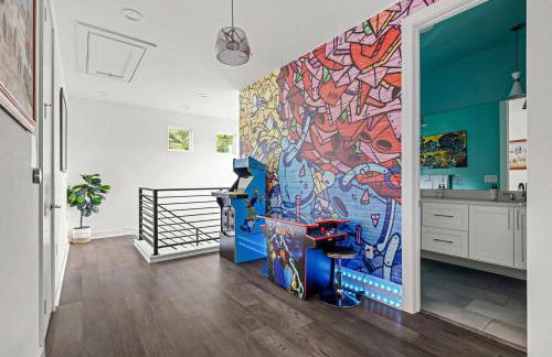 Austin Oasis Spacious 4BR Retreat with Hot Tub Cowboy Pool and Infrared Sauna Perfect for Families and Bachelorettes - Photo 12