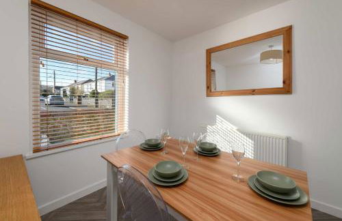 Welsh 3 Bedroom Retreat w Garden Parking Wifi - Photo 4