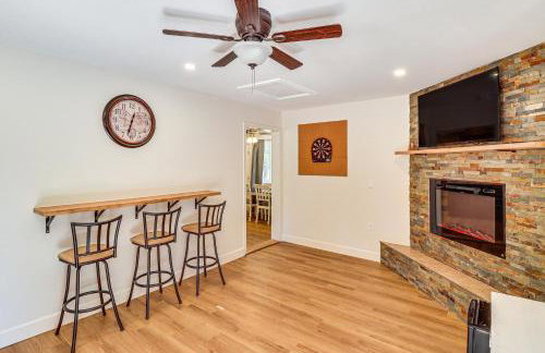 Near Woodland Lake Park Home with Fire Pit! - Foto 9