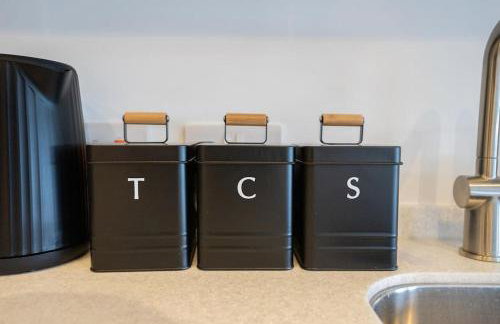 Luxury 1-Bed Flat - Free Parking - Photo 13