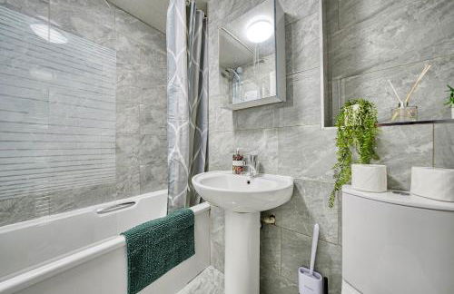 2BR Flat with Free Parking in Central Location - Foto 8