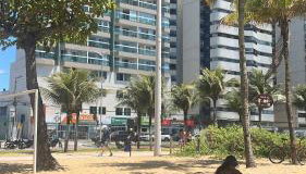 Flat Frente Mar com Varanda - Foto 2