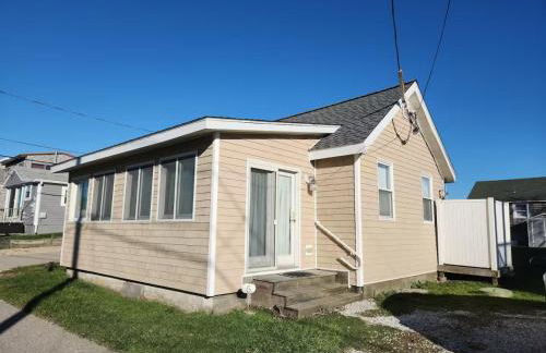 Beach Side Cottage in Narragansett - Photo 1