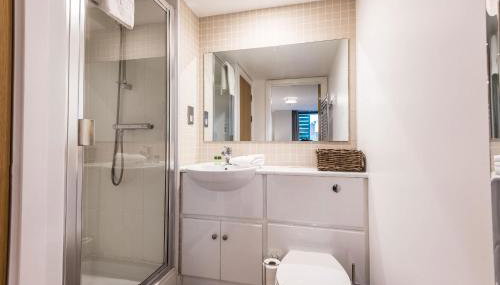 Liverpool City Centre with Free Parking - Sleeps 6! - Foto 5, Shower