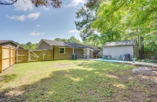 Cozy Goose Creek Escape with Patio and Grill - Foto 21