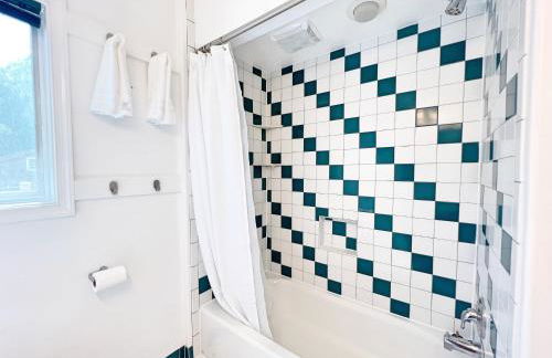 Entire Private 3 Bedrooms 1 Bathroom Single House with Fenced Garden - Photo 14