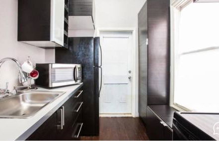 Modern Condo Blocks from Quarters - Foto 3