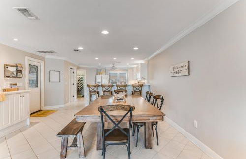 Dog-friendly beachfront dream with a wet bar & two furnished balconies - Foto 14