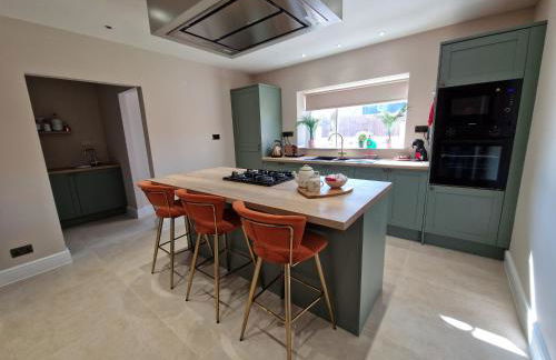 Stylish and Modern 7 Bedroom house near Brecon Beacons - Photo 11