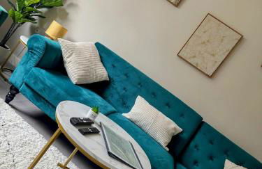 Stylish 3-Bed Home with Parking - Ideal for Long Stays - Photo 13