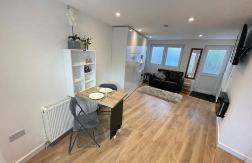 Self-contained studio with folding down Bed - Foto 12