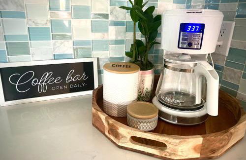 Luxury heated-pool home blocks from the beach - Foto 11