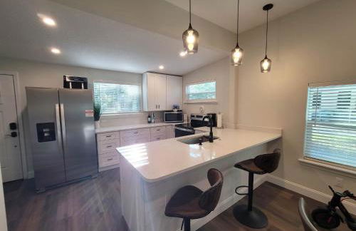 Steps to Trolley Stop 11 Renovated Home with Free EV Station - Foto 19