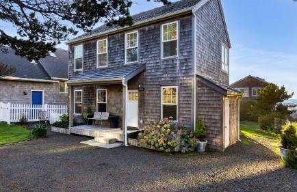 Beachside Retreat w Hot Tub Balcony Dining Blue-Ceiling Charm Sea Cured by AvantStay - Photo 1