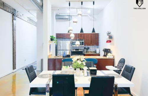 The Stallion #104 - Brand New Modern Spacious Loft with Patio - Walkable to attractions - Foto 8
