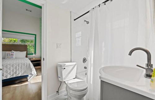 Sunshine House #1-Selfie-Friendly - Steps to Beach - Foto 20