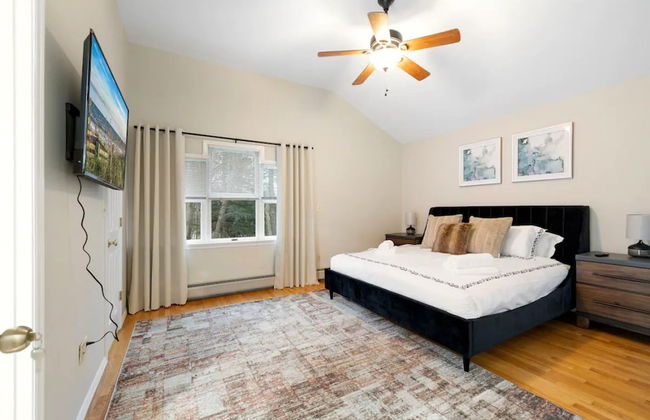 Cozy Fall Home With 4BR and Fireplace - Photo 4