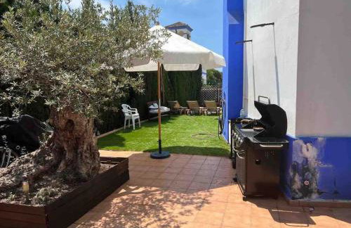 Chalet con piscina privada, parking y zona BBQ - Foto 4